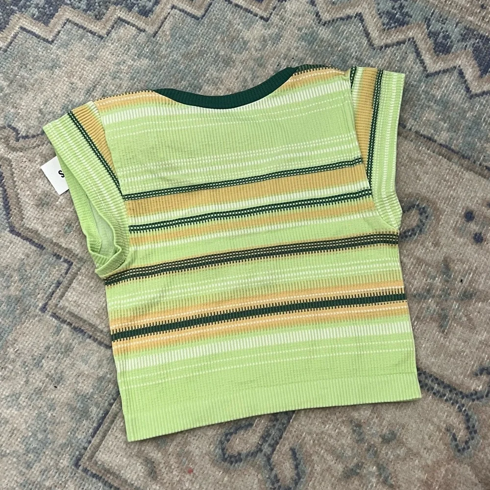 Urban Outfitters Go For Gold Cropped Short Sleeve Tee - Picture 2 of 2